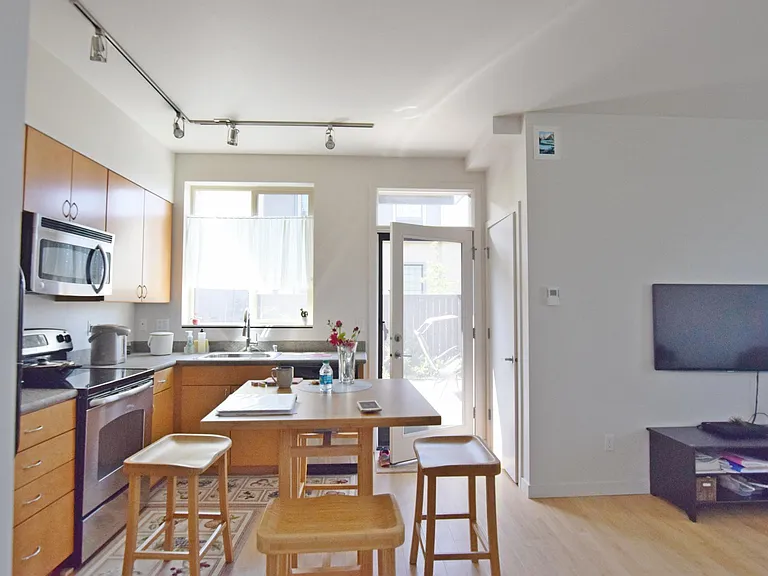 1405 NE 86th St — Photo 3
