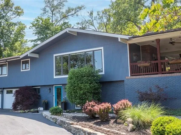 284 Terrace Trl W, Lenexa, KS 66217