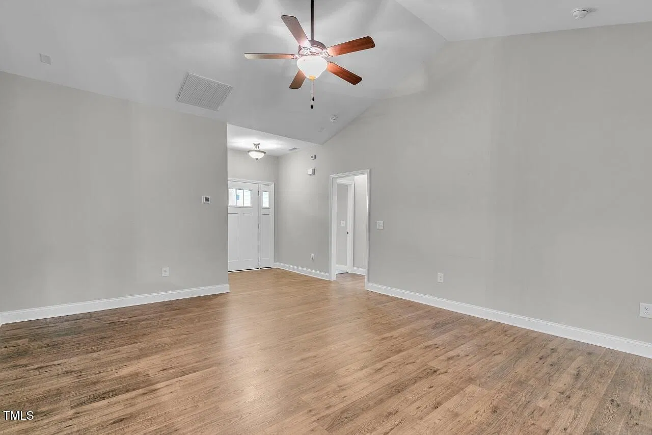 3 bed, 2.0 bath, 1610 sqft, $2,050 — Photo 4