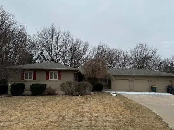 607 Shoreside Cv, Hastings, NE 68901