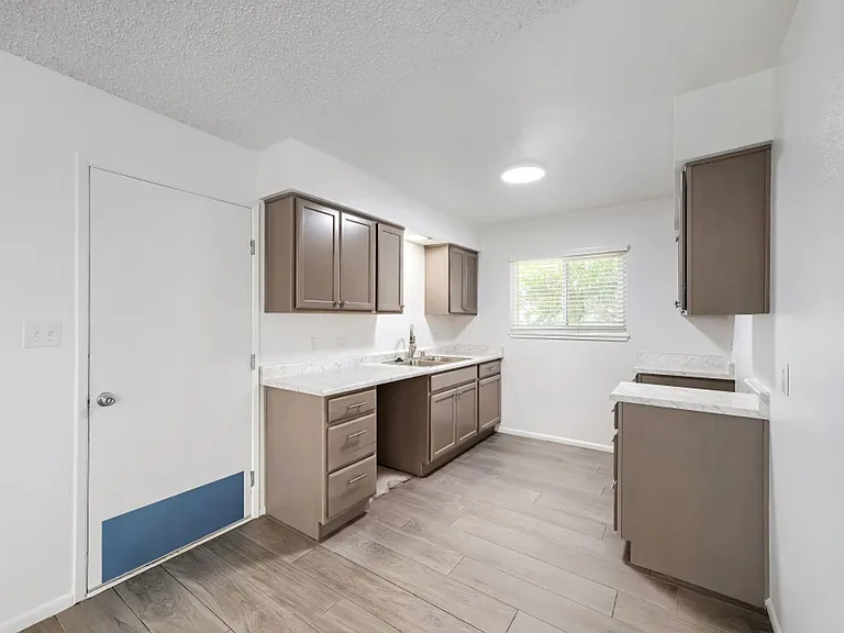 823 Center St — Photo 11