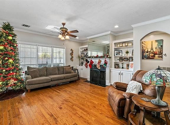 5th image of 1915 Honeysuckle Ln