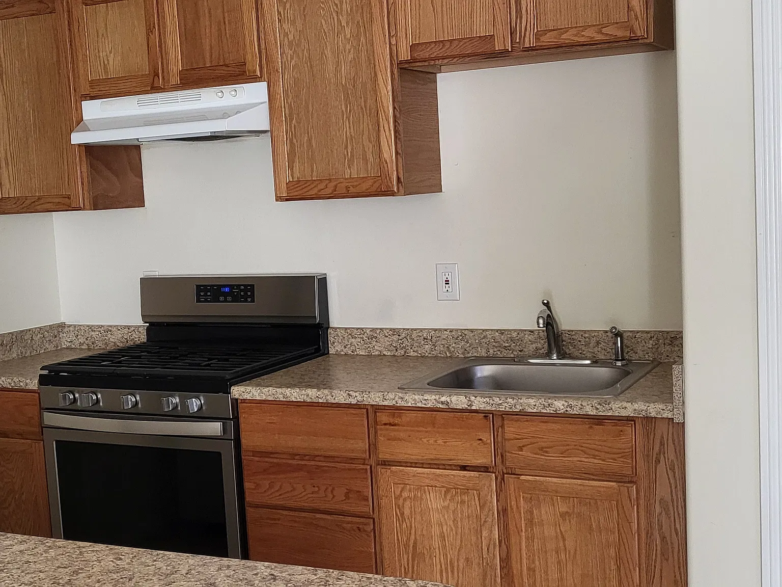 1 bed, 950 sqft, $1,750 — Photo 3