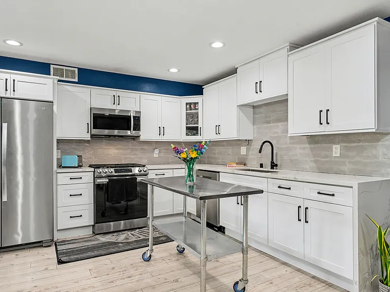 2700 Cahuenga Blvd E #1203 — Photo 5