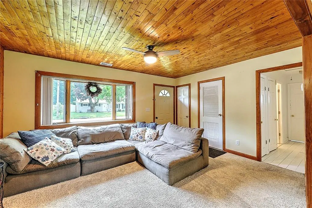 3 bed, 1.0 bath, 875 sqft, $2,800 — Photo 3