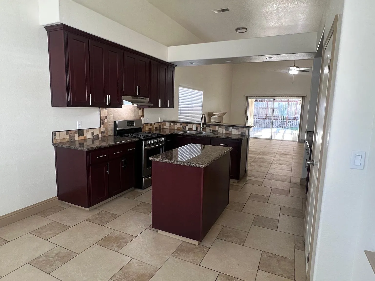 3 bed, 1620 sqft, $2,500 — Photo 2