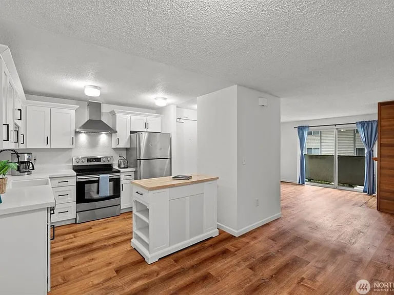 1150 Sunset Blvd NE #220 — Photo 1