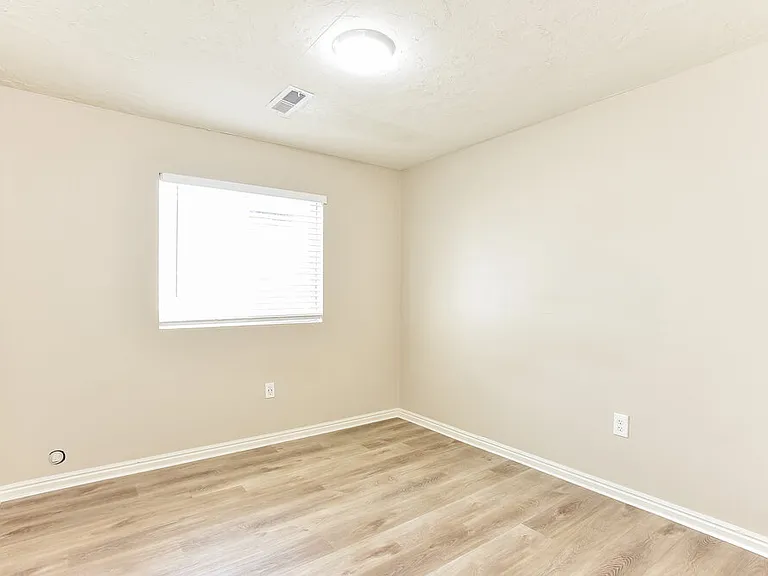 874 N Main St — Photo 14