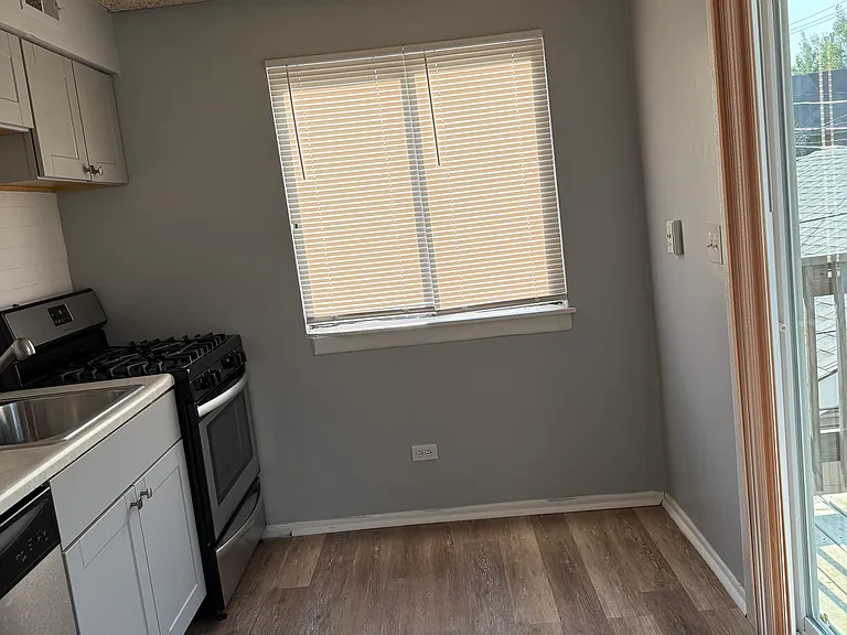 1224 W Oakdale Ave #2FR — Photo 3