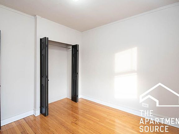 5th image of 4029 W Melrose St APT 2E