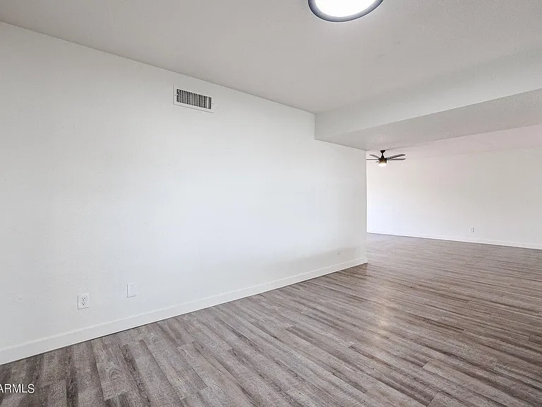 1803 W Maryland Ave — Photo 21