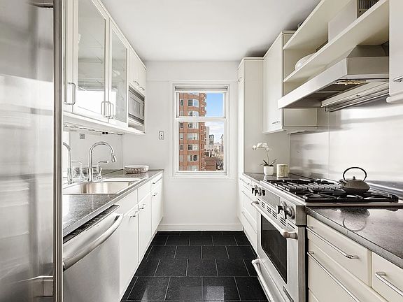 4th image of 200 E 78th St #15DE