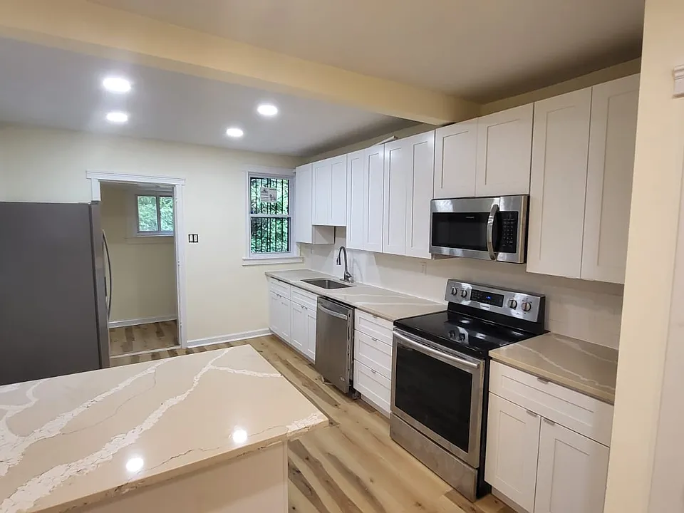 638 E Locust Ave