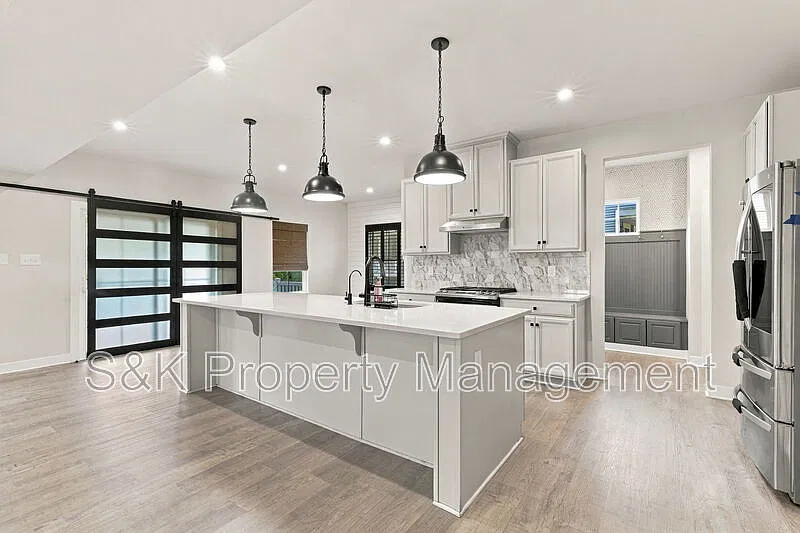 6 bed, 5.0 bath, 4413 sqft, $3,750 — Photo 2