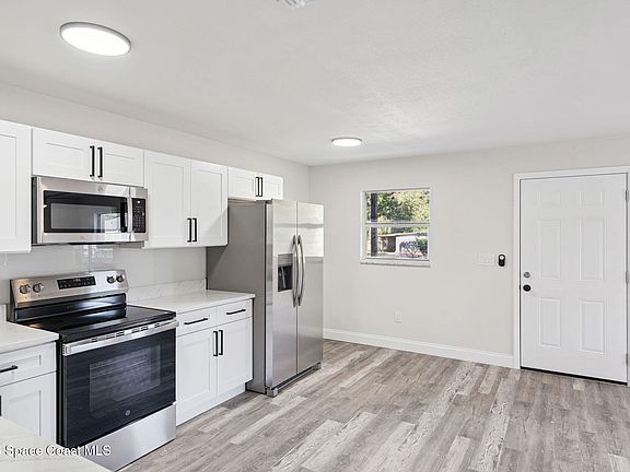 4th image of 2720 Pineapple Ave