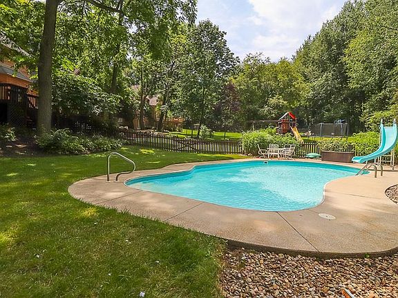 4th image of 566 Highlands Dr