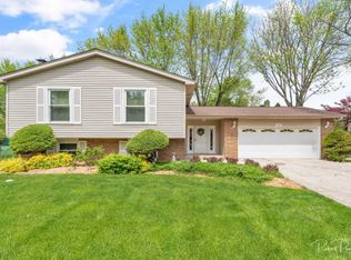 1351 E Hull Dr, Wheaton, IL 60189