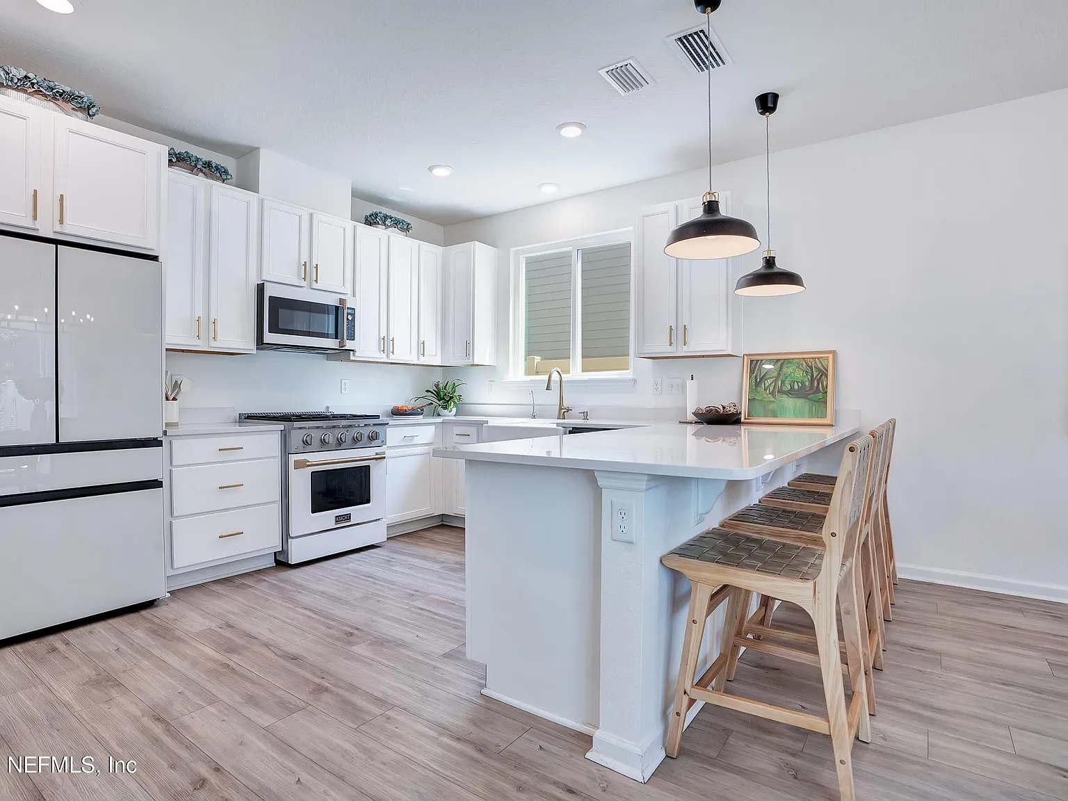 4 bed, 3.0 bath, 2393 sqft, $3,950 — Photo 4