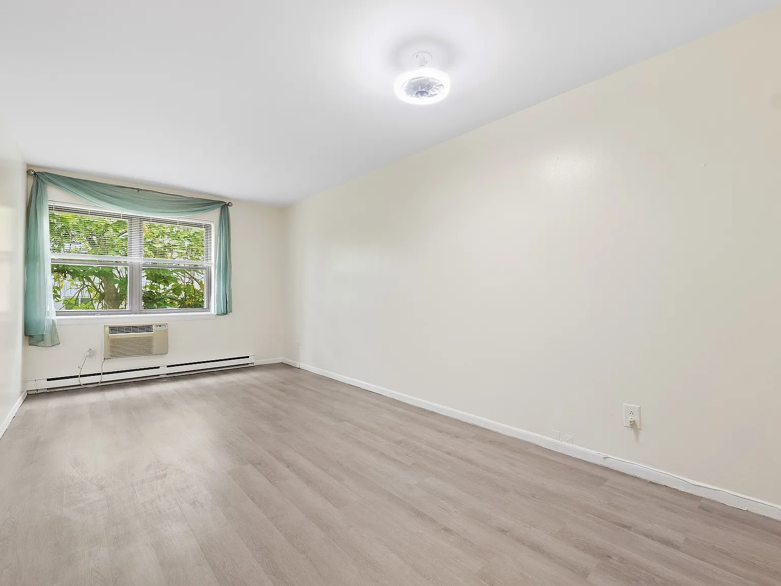 2 bed, 1.5 bath, 827 sqft, $2,700 — Photo 4