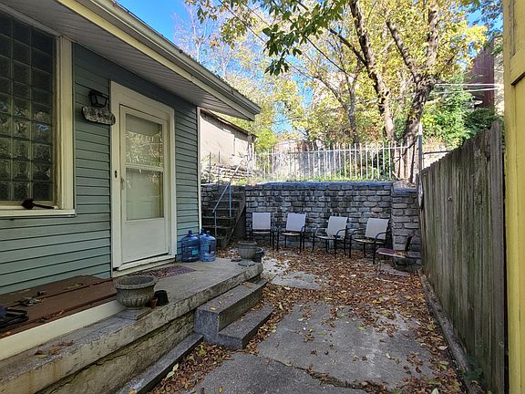 House - Private Patio & Side Entrance