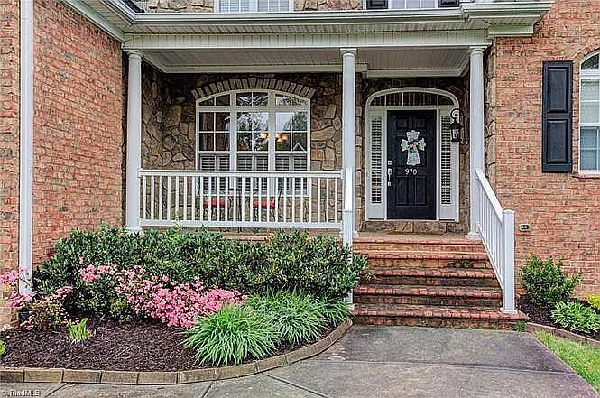 2nd image of 970 Dawnlea Dr