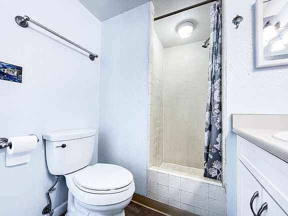 5th image of 1702 Kewalo St APT 904