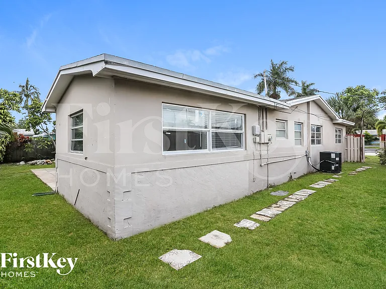 2720 SW 18th St — Photo 15