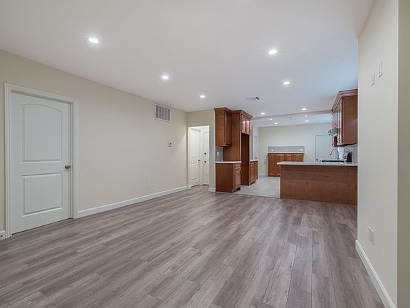 4th image of 900 E Garfield Ave #A