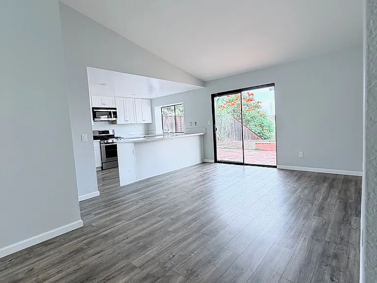 657 Redlands Pl — Photo 10