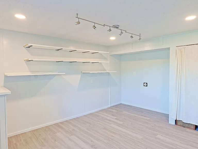 975 Barbizon Dr — Photo 22