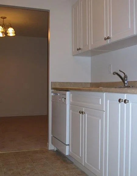 175 Wellington St N — Photo 7
