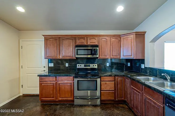 1133 E Hedrick Dr — Photo 14