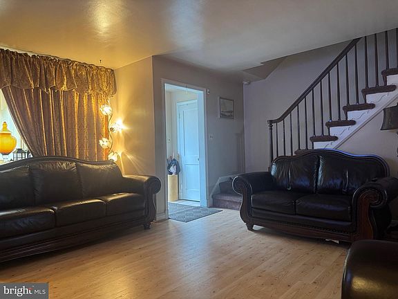 4th image of 1631 Woodbourne Ave