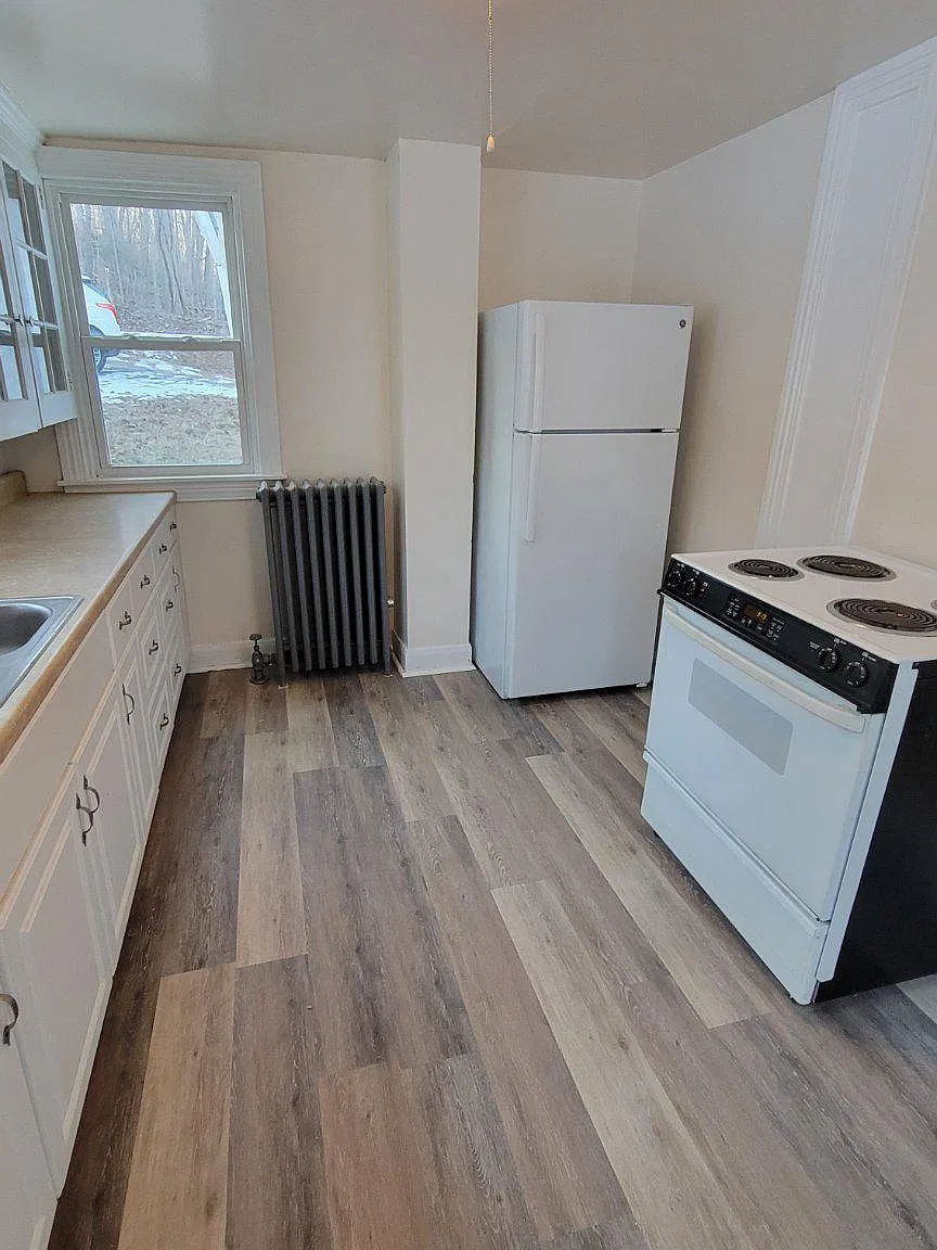 3 bed, 1.0 bath, 1456 sqft, $2,000 — Photo 3