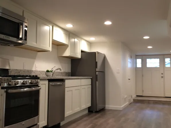 949 NE Hazelfern Pl #A, Portland, OR 97232