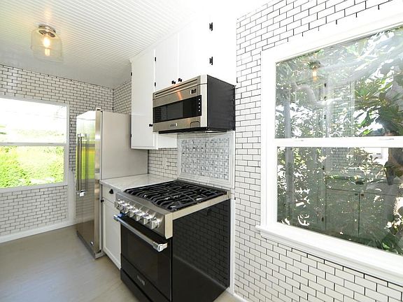 5th image of 2579 Granville Ave
