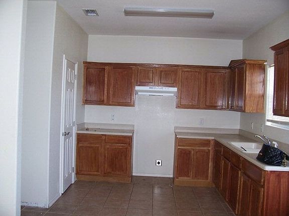 3rd image of 732 San Mateo St