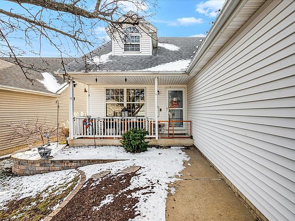 3rd image of 7 Lake Ridge Ct