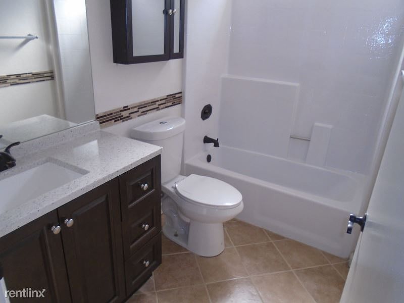 1st image of 820 E 116th Pl