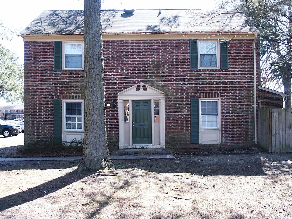 End Unit with a MASSIVE, public sideyard