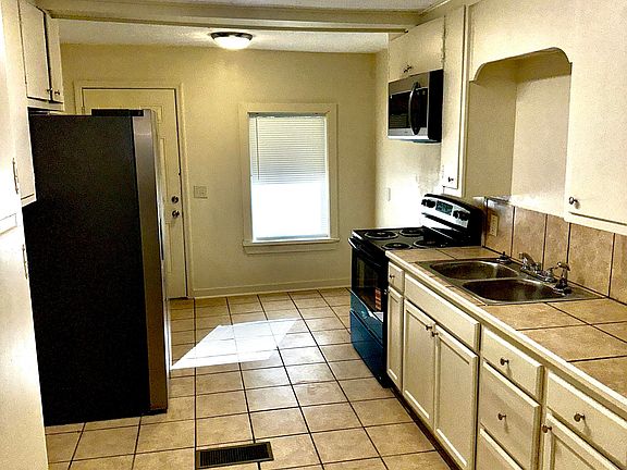 5th image of 359 Cummins St