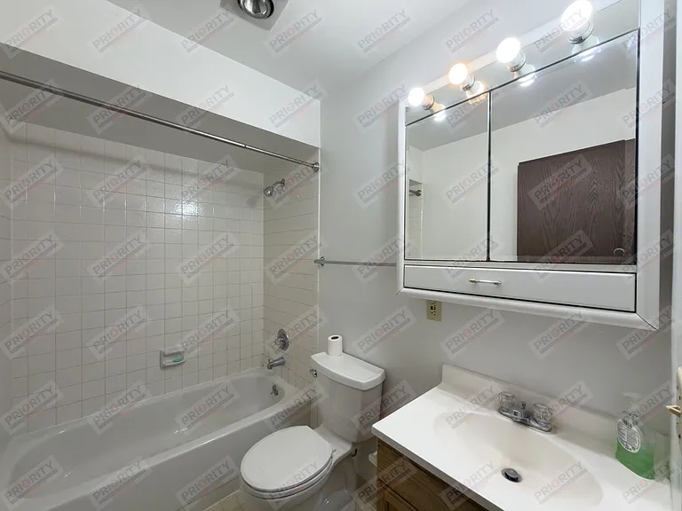 703 Vivian St — Photo 8