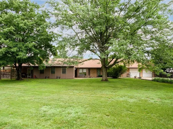 18345 Nottingham Ct, Basehor, KS 66007