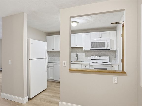 2nd image of 11 Davis Rd APT B8