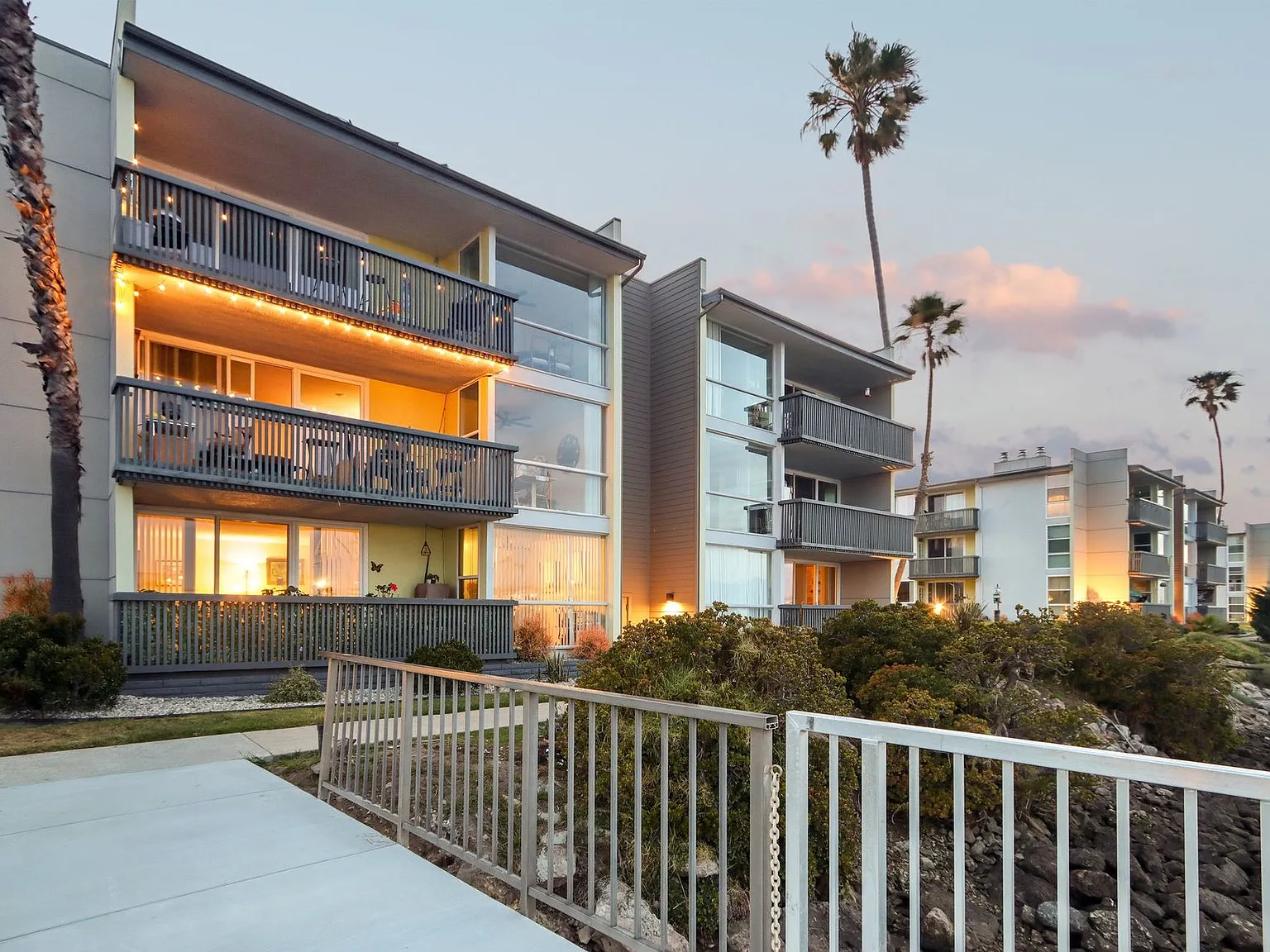 4200 Harbor Blvd — Photo 1