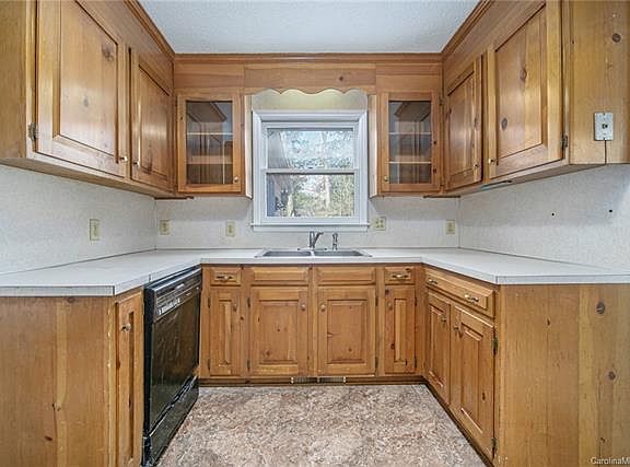2nd image of 2611 Shearer St
