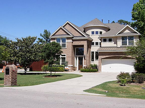 Circular Driveway gives easy access in & out.