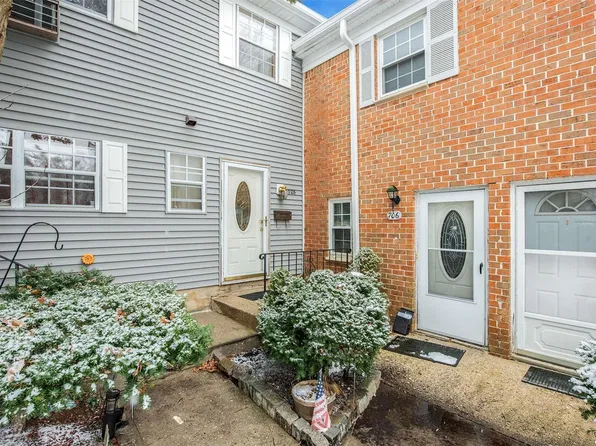708 Towne House #708, Hauppauge, NY 11749