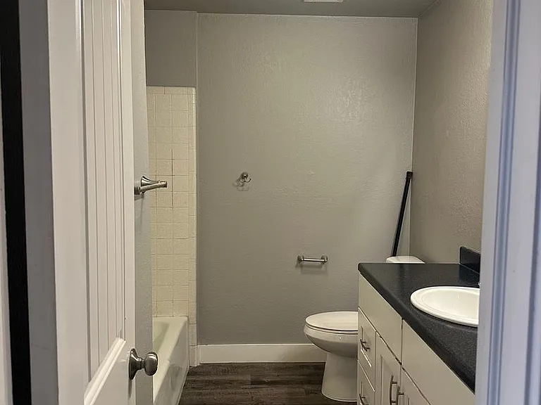 411 N 800 W — Photo 8