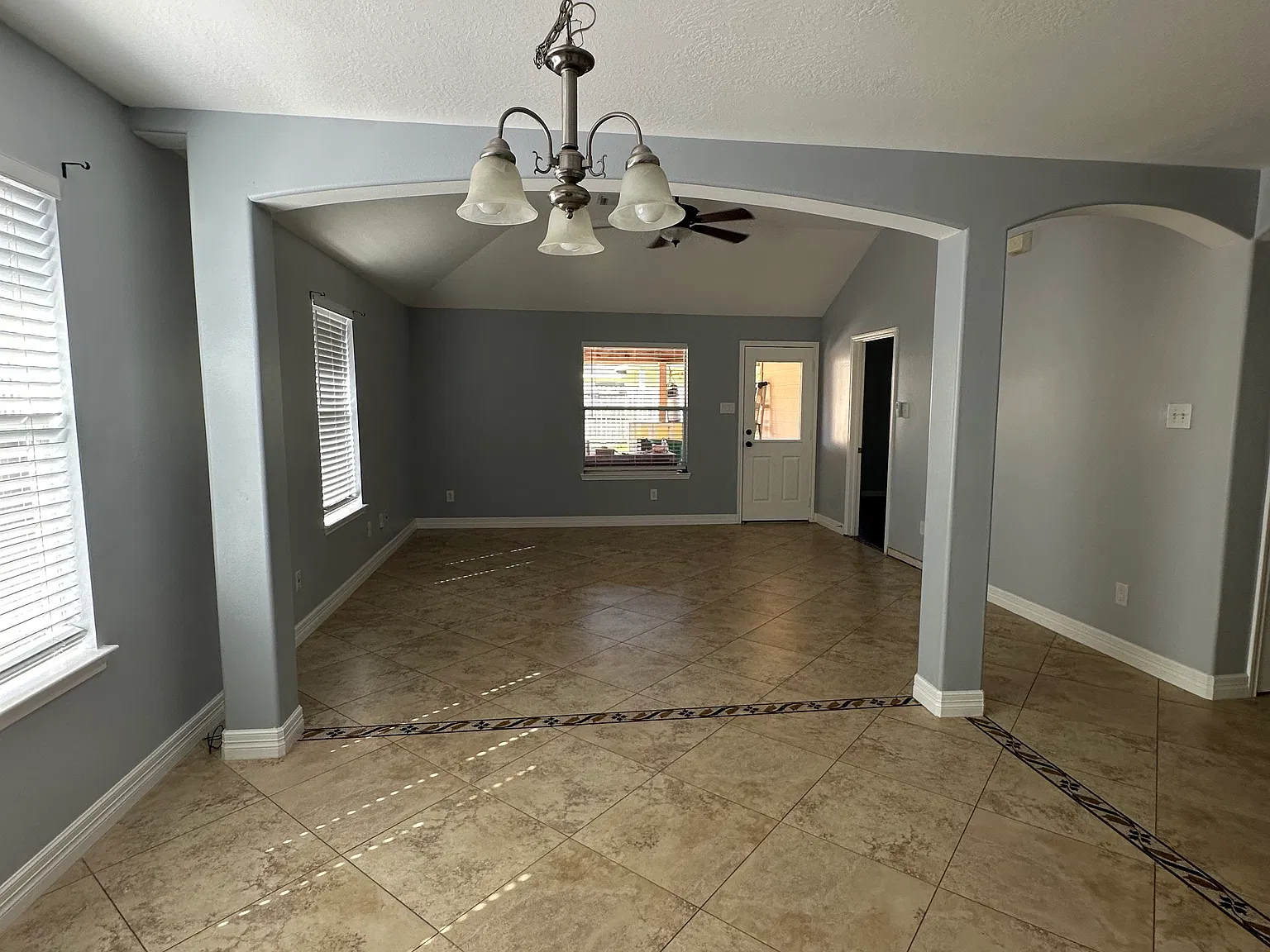3 bed, 1365 sqft, $1,900 — Photo 3